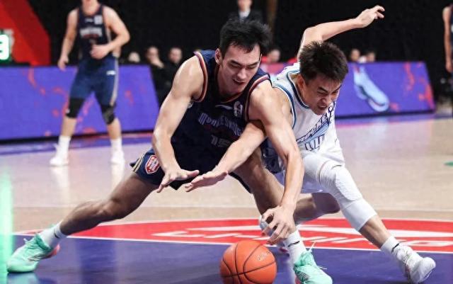 关于CBA热门球队集训照曝光，队员磨砺自我提升实力的信息