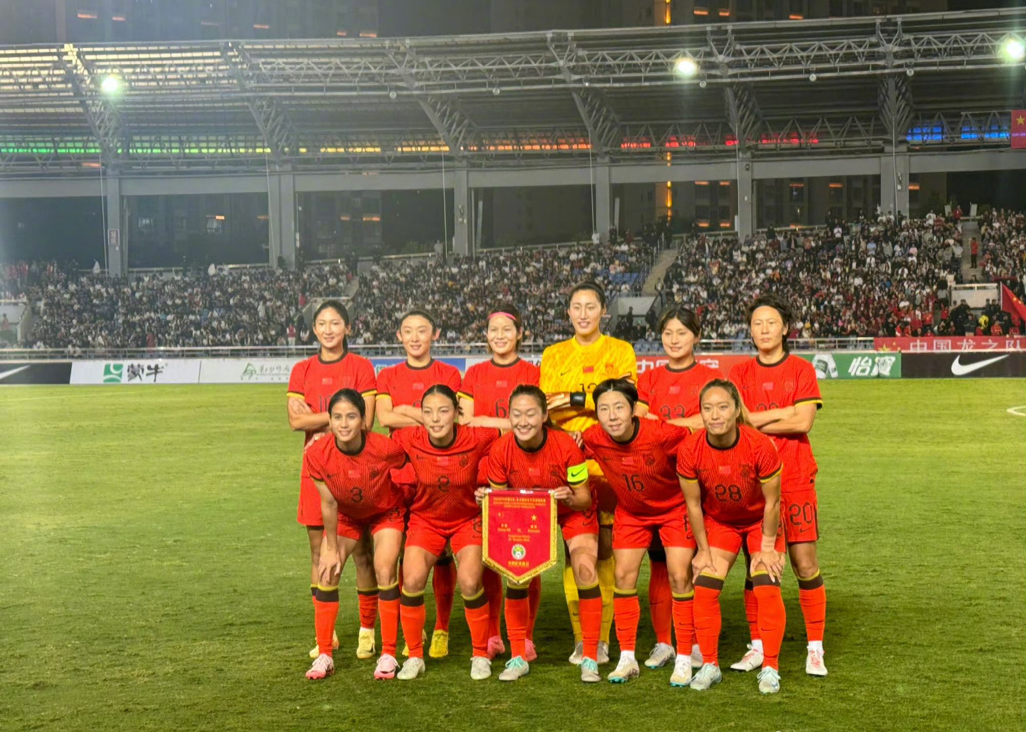 国际女足比赛中，各国队员展现出色技术和团队合作