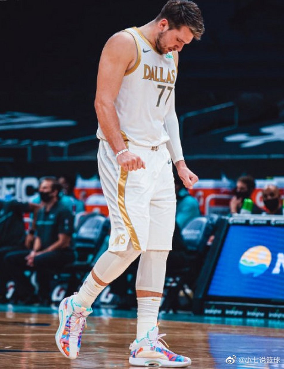 东契奇在雄鹿比赛中爆冷，出色防守引发热议！的简单介绍