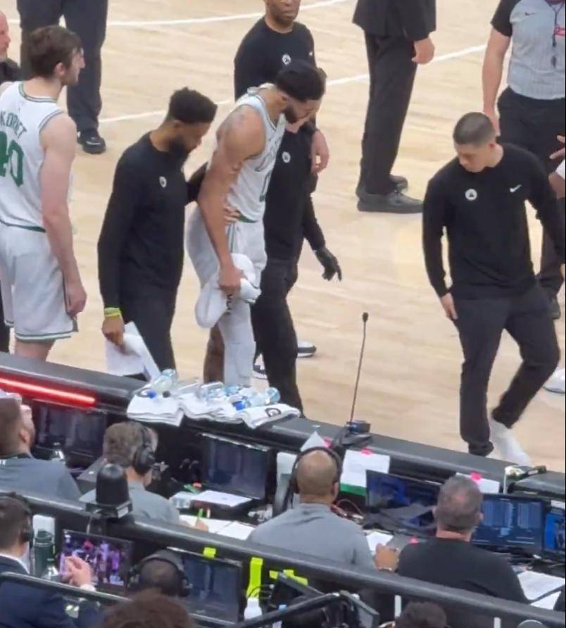 塔图姆回归回归闪耀表现，德约科维奇球迷集体呐喊