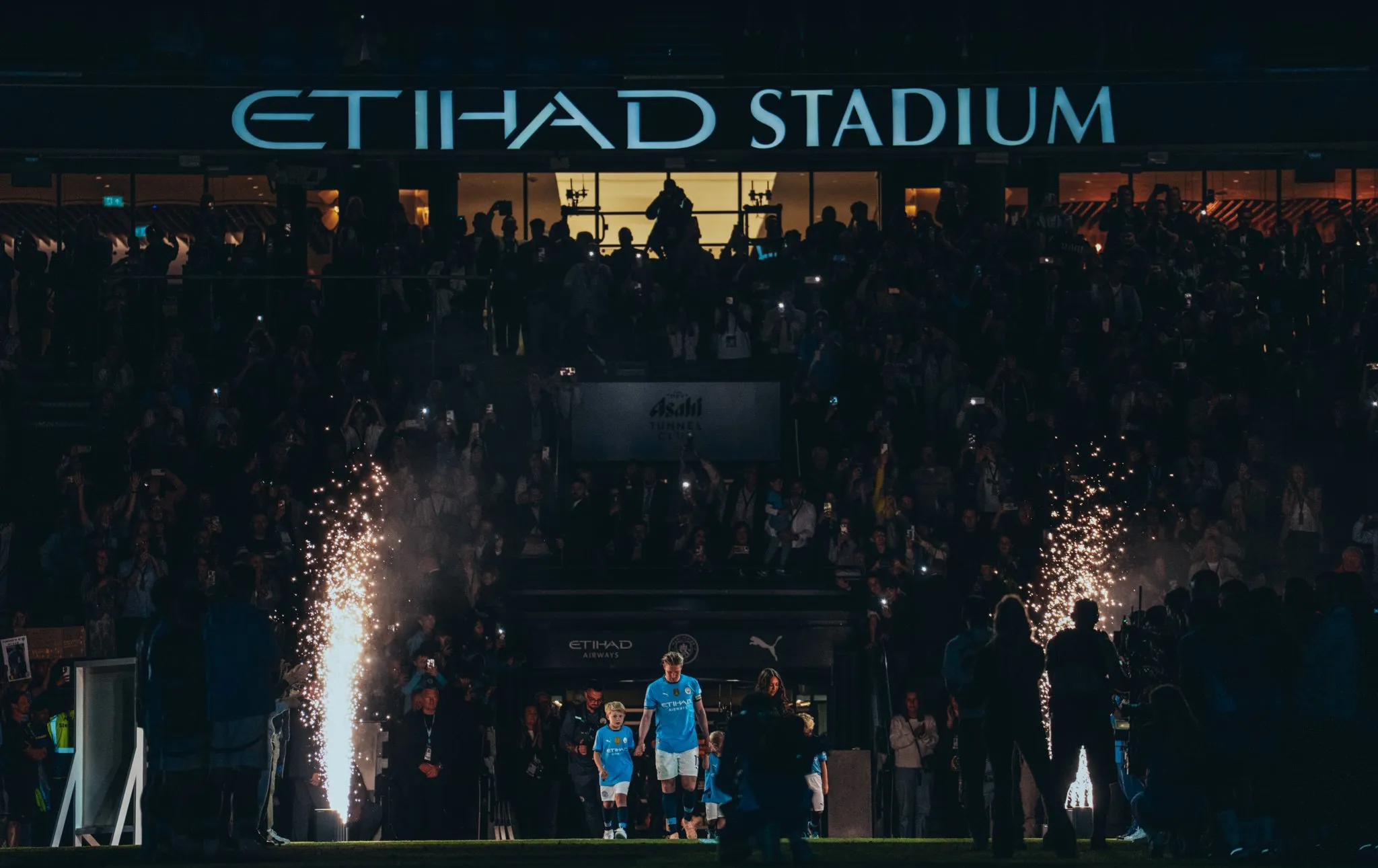 德布劳内回归赛场，高光表现首场状态亮眼，篮网观众沸腾！的简单介绍