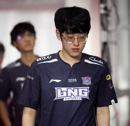 包含Scout爆冷击败MAD，连败引爆全场！的词条